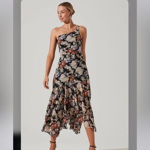 Astr the Label Emmy Lou floral one shoulder midi dress